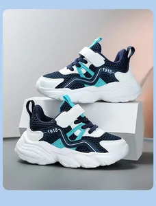 Baskets en mesh respirant pour garçons, design bleu marine et cyan avec bandes velcro.