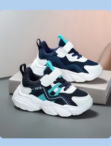 Vue détaillée des baskets de sport en mesh respirant pour garçons bleu et blanc