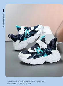 Vue détaillée des baskets de sport respirantes en mesh pour garçons en bleu et blanc