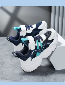 Vue détaillée de baskets en mesh respirant bleu et blanc pour garçons avec scratchs.