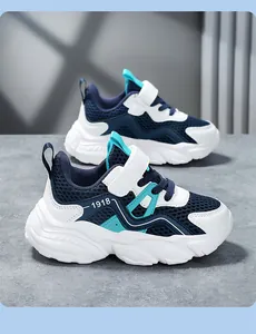 Vue détaillée des baskets de sport respirantes en mesh pour enfants, bleu marine et blanc