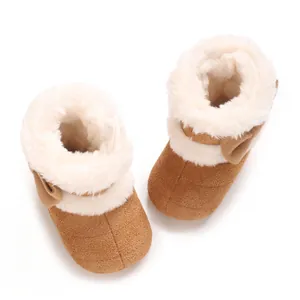 Vue de dessus de bottes d'hiver pour bébé marron avec doublure en fausse fourrure blanche douce