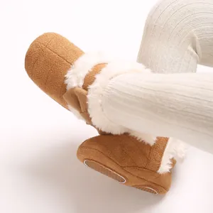Détail de bottes de neige chaudes pour bébé avec bordure en fausse fourrure