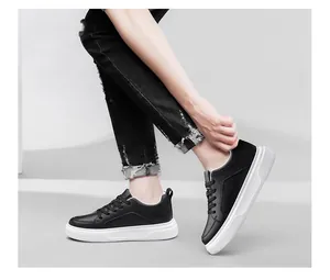 Primo piano di eleganti sneakers nere con zeppa e suola bianca spessa indossate da un modello