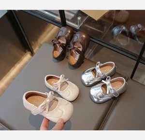 Vista dettagliata di scarpe da principessa in pelle per bambine con dolci fiocchi in colori