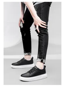 Eleganti sneaker nere con zeppa con suola bianca da 6 cm e jeans neri strappati