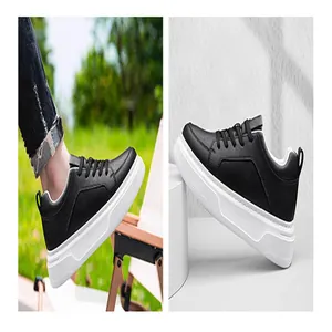 Vista dettagliata di sneaker platform nere low-top con una suola rialzata da 6 cm
