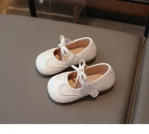 Eleganti scarpe Mary Jane bianche per bambine con fiocco dolce e bordi smerlati.