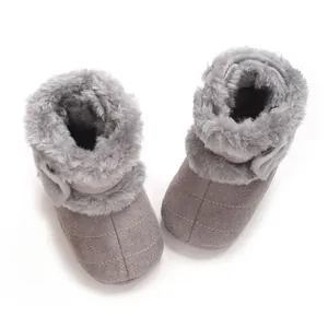 Vue détaillée de bottes de neige grises pour bébé doublées en polaire avec nœud décoratif
