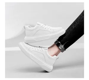 Vista laterale di sneakers bianche platform con rialzo di 6 cm per uso casual
