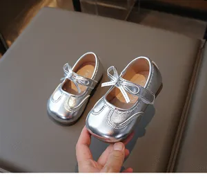 Vista dettagliata delle scarpe Mary Jane argento per bambine con un elegante fiocco decorativo