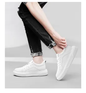 Vista dettagliata di sneaker bianche con plateau e rialzo di 6 cm ai piedi del modello