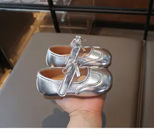 Scarpe Mary Jane argento lucido per bambina con fiocco dolce e cinturino a strappo
