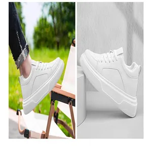Vista dettagliata di sneaker bianche con plateau da 6 cm in esterni e in studio