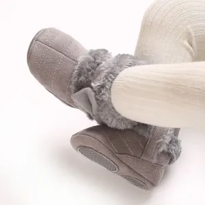 Vue détaillée de bottes de neige pour bébé grises avec bordure en fourrure