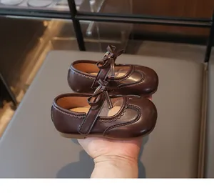 Classiche scarpe Mary Jane marrone scuro per bambine con fiocco dolce e bordi smerlati