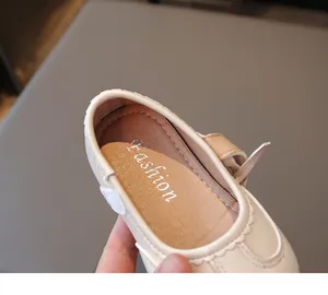 Vista dettagliata delle scarpe da principessa in pelle beige per bambine con suola