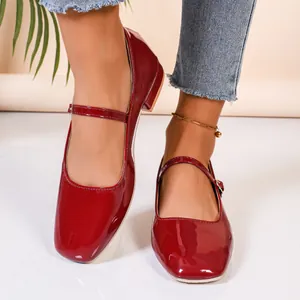 Detailaufnahme weinrote Lackleder-Mary Janes mit quadratischer Zehenpartie und Schnalle