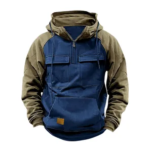 Detailansicht eines marineblauen und olivfarbenen Kapuzenpullovers mit praktischen Taschen