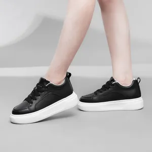 Sneakers nere con zeppa da 6 cm per uomo e donna con una suola bianca spessa