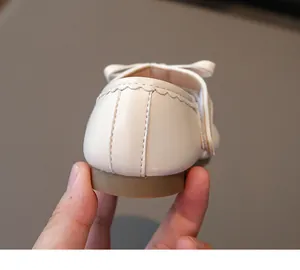 Dettaglio ravvicinato del tallone e delle cuciture delle scarpe da principessa da bambina.