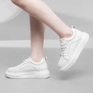 Eleganti sneaker bianche con plateau e suola rialzata di 6 cm per uso casual