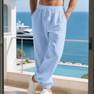 Λεπτομέρεια του γαλάζιου λινό jogger με κορδόνι στη μέση και ελαστικές μανσέτες