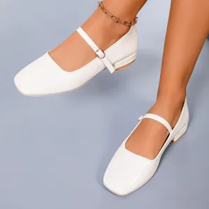 Weiße Mary Jane Ballerinas aus Lackleder mit eckiger Zehenkappe und Riemchen