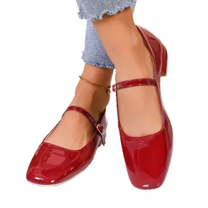 Klassische französische Mary Jane Schuhe aus glänzendem rotem Lackleder mit Karree-Zehe