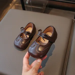 Scarpe Mary Jane classiche in pelle marrone per bambine con fiocco e chiusura a strappo
