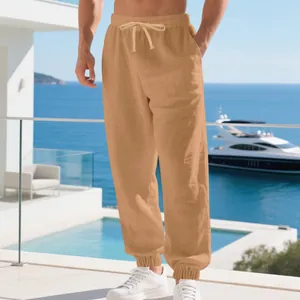 Ανδρικό λινό casual παντελόνι jogger σε χακί χρώμα με κορδόνι σε πολυτελές θέρετρο