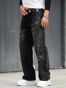 Détail du jean large noir pour homme avec décorations en strass motif feu d'artifice