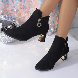 Elegantes botines negros de gamuza con punta fina, detalle de tacón dorado y cremallera