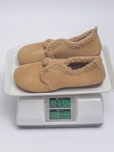 Vue détaillée montrant le poids des mocassins d'hiver chauds doublés de fourrure