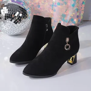 Botines de ante negro con tacón de bloque dorado y detalle de pedrería brillante
