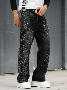 Vue détaillée du jean droit large pour homme avec des motifs de feux d'artifice en strass