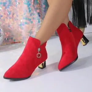 Botines rojos de gamuza con punta fina, tacón dorado y detalle de colgante joya