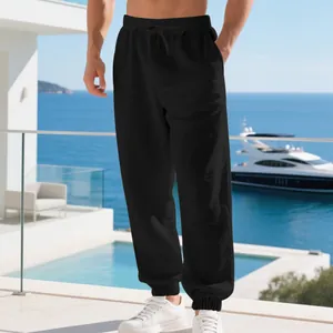Ανδρικό casual μαύρο λινό παντελόνι jogger σε ένα πολυτελές παραθαλάσσιο θέρετρο