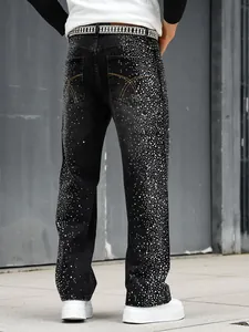 Vue arrière d'un jean droit noir pour homme avec des ornements en strass brillants.
