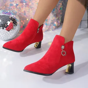 Elegantes botines de ante rojo con punta afilada, tacón dorado y detalle de strass
