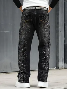 Vue arrière de jean ample coupe droite pour homme avec ornements en strass brillants.
