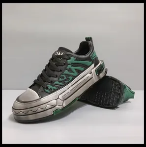 Ανδρικά δερμάτινα sneakers με χοντρή ασημί μεταλλική σόλα και πράσινες λεπτομέρειες