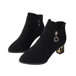 Elegantes botines de ante negro con punta fina, tacón medio dorado y cremallera lateral