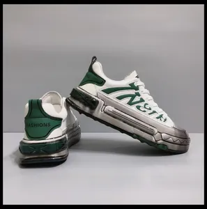 Λεπτομερής άποψη πολυτελών δερμάτινων sneakers με παχιά σόλα και πράσινες λεπτομέρειες.