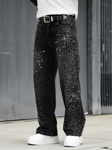Détail d'un jean ample pour homme avec des motifs de feux d'artifice en strass