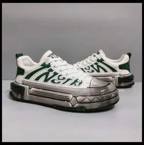 Λεπτομέρεια από ανδρικά δερμάτινα sneakers με πλατφόρμα και ασημί διαβαθμισμένη σόλα