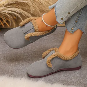 Vue détaillée de mocassins vintage gris doublés de fourrure brune douce pour l'hiver.
