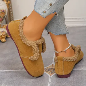 Vue détaillée des chaussures rétro en moutarde avec doublure en fourrure et bracelet de cheville