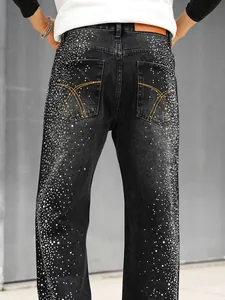 Vue arrière d'un jean noir ample pour homme avec des détails de strass et de perles étincelants