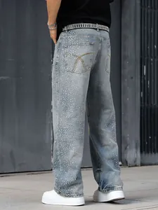 Vue arrière d'un jean large à coupe droite pour homme avec détails en strass brillants
